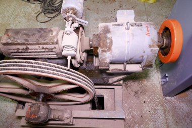 Eski kasnak tekerlek ve makine dairesi motoru. Portre.