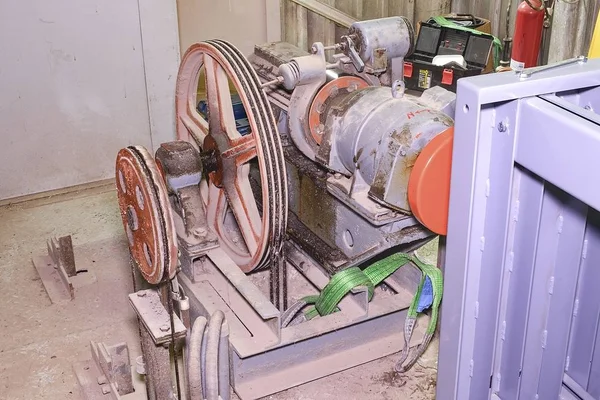 Endüstriyel Asansör parçası. Kasnak tekerlek ve makine dairesi motoru. Endüstriyel asansör inşası
