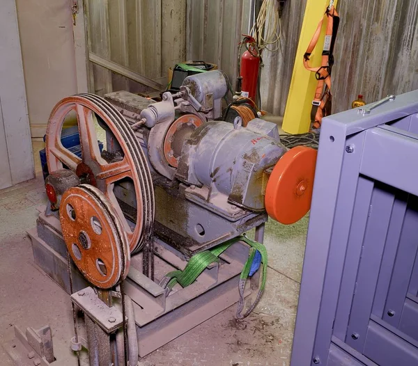 Endüstriyel Asansör parçası. Kasnak tekerlek ve makine dairesi motoru. Endüstriyel asansör inşası