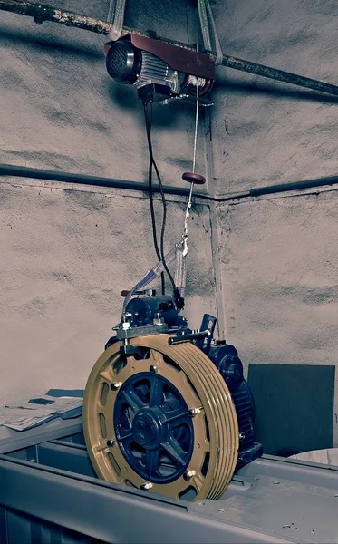 Kasnak tekerlek. Sanayi asansör inşası.