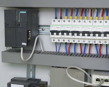 Kontrol küp biçiminde gösterilir. Schneider elektrikli cihaz ve Schneider devre kesiciler güç durumda içinde.