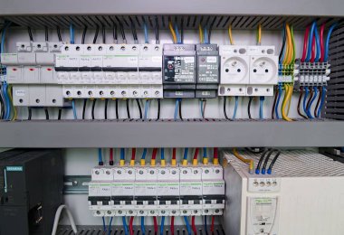Kontrol küp biçiminde gösterilir. Schneider elektrikli cihaz ve Schneider devre kesiciler güç durumda içinde.