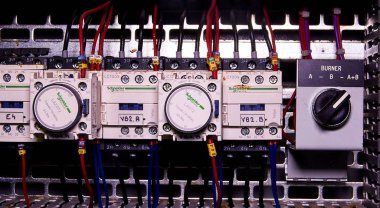 Kontrol küp biçiminde gösterilir. Schneider elektrikli cihaz ve Schneider devre kesiciler güç durumda içinde.