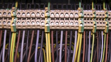Terminal blokları elektrik bağlantısı ve terminaller için denetim odacık topraklama topraklama için. Yakın çekim