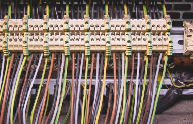 Terminal blokları elektrik bağlantısı ve terminaller için denetim odacık topraklama topraklama için. Yakın çekim