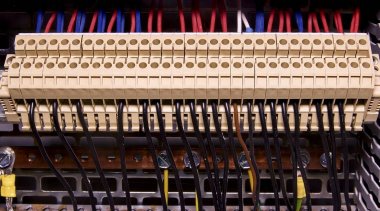 Terminal blokları elektrik bağlantısı ve terminaller için denetim odacık topraklama topraklama için. Yakın çekim