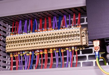 Terminal blokları elektrik bağlantısı ve terminaller için denetim odacık topraklama topraklama için. Başlık alanları ile tel