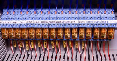 Röle aktüatörler endüstriyel güç çantasının içinde. Yakın çekim