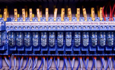 Röle aktüatörler endüstriyel güç çantasının içinde. Yakın çekim