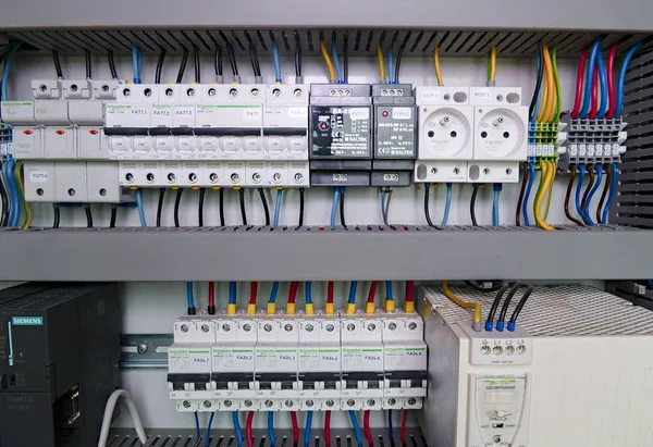 Afbeelding toont controle kast. Schneider electric apparaat en Schneider stroomonderbrekers in macht behuizing. — Stockfoto