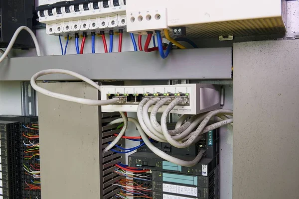 Afbeelding toont controle kast. Schneider multimode fiber-switch en Schneider stroomonderbrekers in macht behuizing. — Stockfoto