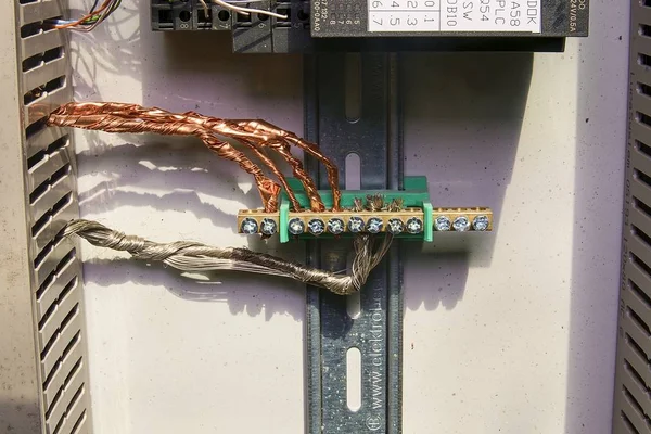 Des fils électriques. Connexion de fils à l'intérieur boîtier d'alimentation . — Photo