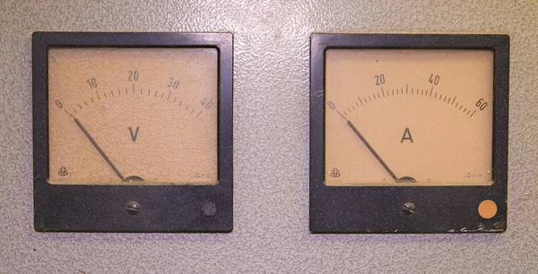 Αμπέρ αναλογική μετρητή ή μετρητή amp και αναλογικό βολτόμετρο — Φωτογραφία Αρχείου