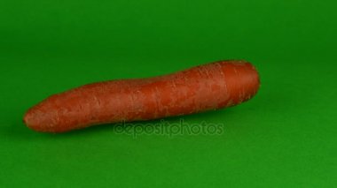 Havuç yeşil arka plan üzerinde döner. Chroma anahtar arka plan