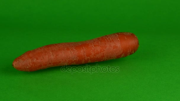 La carota ruota su sfondo verde. Sfondo chiave cromatico — Video Stock