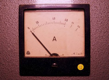 Analog amper metre veya amp metre. Yakın çekim