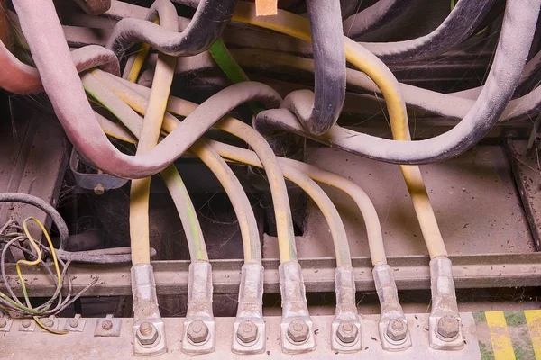 Old electrical distribution panel. Industrial distribution case. Electrical ground wires connect to common ground through a metal ground plate. Close-up — Stock Photo, Image