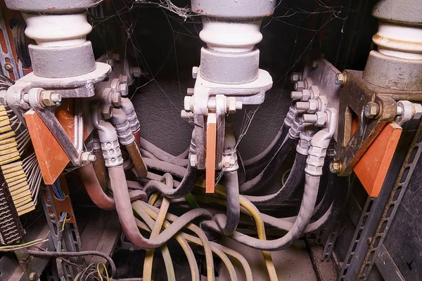 Conexión trifásica. Antiguo panel de distribución eléctrica. Caso de distribución industrial —  Fotos de Stock