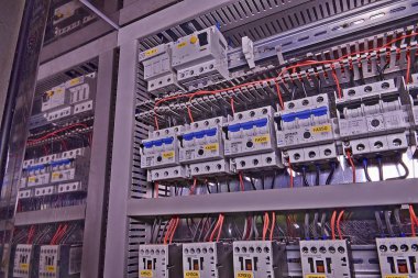 Devre kesiciler, görüntü gösterir Schrack marka. Yakın çekim. Modern dağıtım case. HDR etkisi