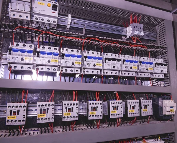 Изображение показывает выключатели и электрические контакторы марки SCHRACK. Крупный план. Современный случай распространения. Contorl cubicle . — стоковое фото