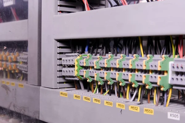 Conectores de cableado o bloque de terminales para equipos electrónicos industriales . — Foto de Stock