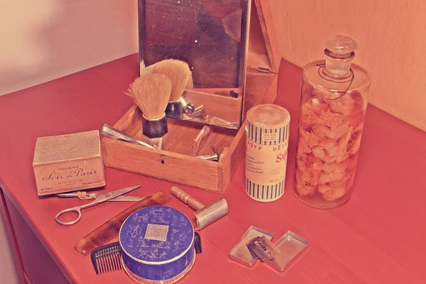 Vintage tıraş aksesuarlar, parfüm ve yüz pudrası. Yakın çekim. Retro efekti ekleme — Stok fotoğraf