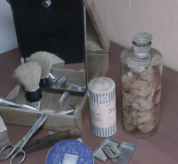 Acessórios de barbear vintage, perfumes e pó facial. Close-up. Adicionar efeito pós-processo — Fotografia de Stock