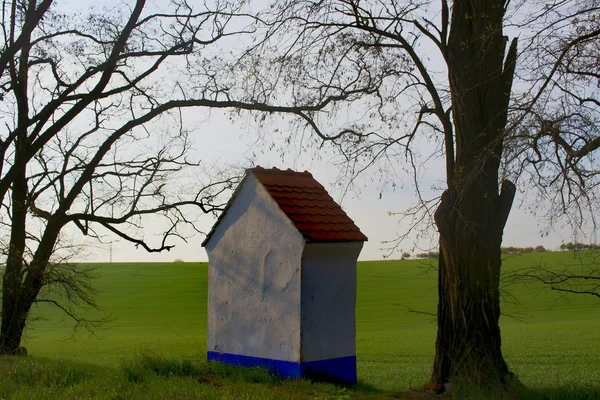 Lente landschap. Kapel in het landschap. Moravische Toscane, Zuid-Moravië, Tsjechië, Europa. — Stockfoto