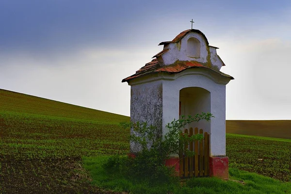Paisagem de primavera de conto de fadas com capela nos campos. Toscana da Morávia, sul da Morávia, República Checa, Europa . — Fotografia de Stock