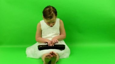 Kız klavye kullanır. Smalll kız chroma anahtar arka plan üzerinde.