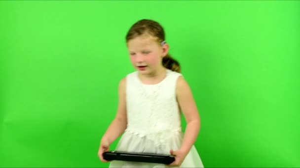 Meisje maakt gebruik van toetsenbord. Smal meisje op chroma key achtergrond. — Stockvideo