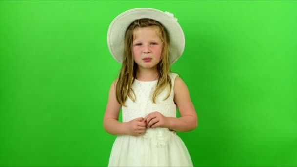 Söt tjej sjunger låten. Small flicka på chroma key bakgrund. — Stockvideo