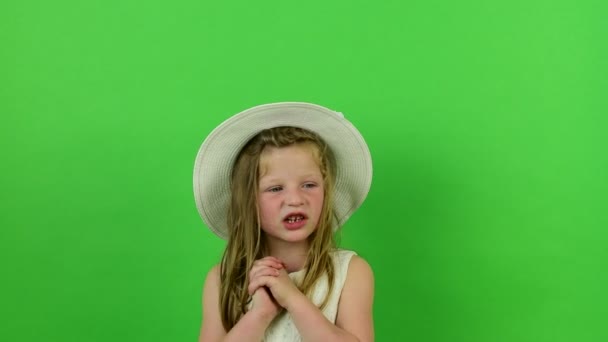 可爱的小女孩在色度键背景上唱歌。穿着浪漫礼服的小女孩。白帽子和婚纱礼服色度键背景. — 图库视频影像