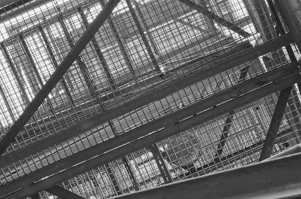 Průmyslová schodiště. Detail. Přidat efekt šedý odstín. — Stock fotografie