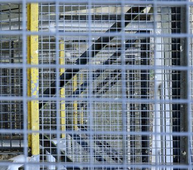 Endüstriyel merdiven. Yakın çekim. Endüstriyel demir merdiven. Arka plan. Makro görüntü arka plan olarak kullanılabilir.