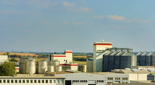 Vista industrial en planta de refinería de petróleo. Zona industrial con cielo nublado . — Foto de Stock