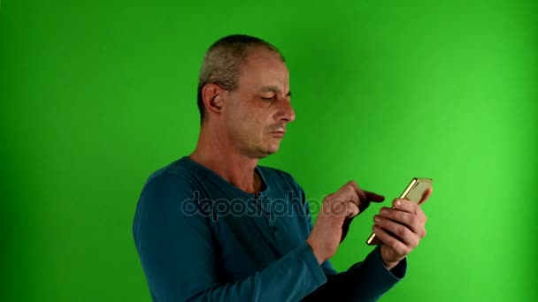 Homem maduro, de meia idade, a falar ao telefone. Retrato de um homem branco maduro mensagens de texto na frente da tela verde . — Vídeo de Stock