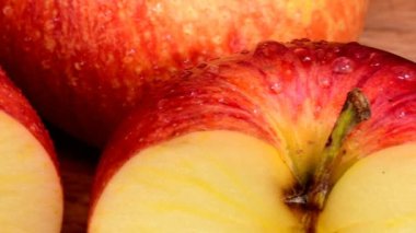 Organik Kırmızı elma sulu meyve, sağlıklı beslenme serinletici su damlaları içinde kaplı. Siyah arka plan, yakın çekim.