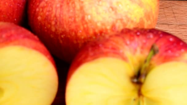 Szerves piros Alma szereplő vízcseppek, frissítő lédús gyümölcs, egészséges táplálkozás. Fekete háttér, alacsony Dof. — Stock videók