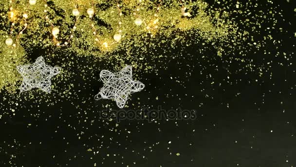 Fundo de Natal. Estrelas prateadas, flocos dourados e ligaduras. 4K . — Vídeo de Stock