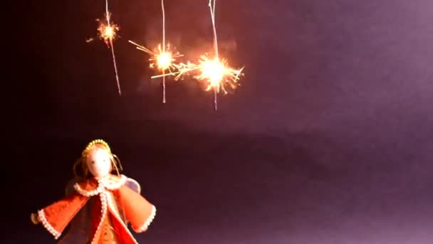 Kerstmis achtergrond. Sparkles, angel en lichten. 4 k. zwarte achtergrond. — Stockvideo