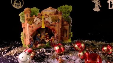 Doğum sahnesi ve siyah arka plan üzerinde Noel koleksiyon. Noel dekorasyonu. Noel topları.