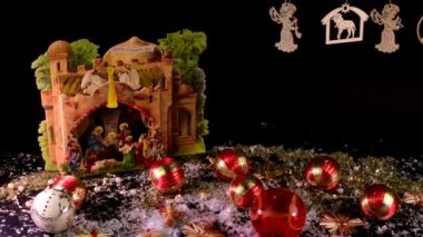 Doğum sahnesi ve siyah arka plan üzerinde Noel koleksiyon. Noel dekorasyonu. Noel topları.