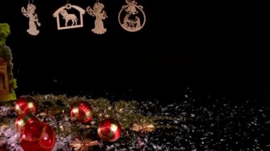 Doğum sahnesi ve siyah arka plan üzerinde Noel koleksiyon. Noel dekorasyonu. Noel topları.