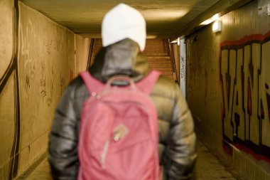 Adam alt geçine gidiyor. Metroda Graffiti.