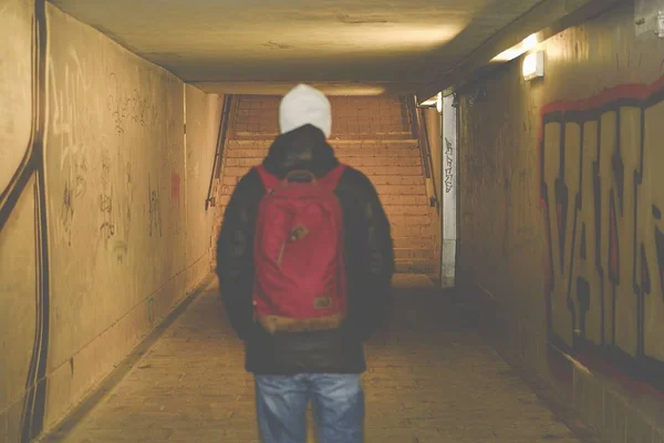 Man going in underpass. Graffiti in subway. — Stock Photo, Image