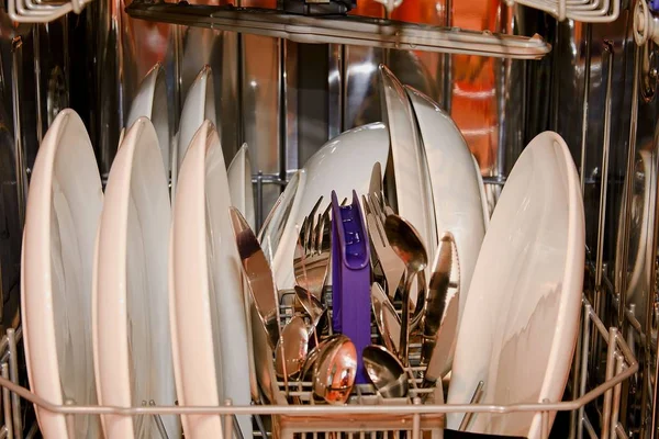 Máquina de lavar louça aberta com vidro limpo e pratos, foco seletivo . — Fotografia de Stock