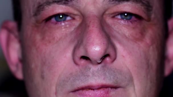 Olhos de homem. Olhos azuis do homem. Homem tentando fazer sorrir em profunda emoção. Homem a chorar. Close-up . — Vídeo de Stock