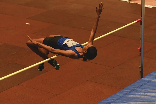 Spencer Levern Santa Lucía realiza salto de altura durante el 19º Campeonato de Indoor High Jumpn el 27 de enero de 2018 en Hustopece, República Checa —  Fotos de Stock