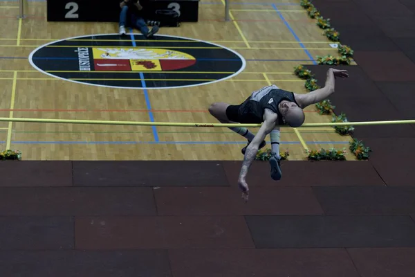 Bednarek Sylwester Poland compie un salto in alto durante il diciannovesimo Campionato di salto in alto indoor il 27 gennaio 2018 a Hustopece, Repubblica Ceca — Foto Stock